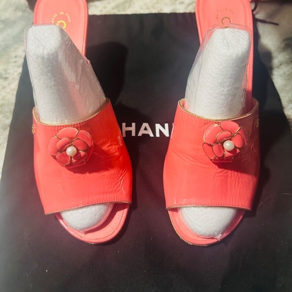 CHANEL CORAL COLORED PEARL ACCENT PUMP SANDALS SIZE 9 - Picture 3 of 16